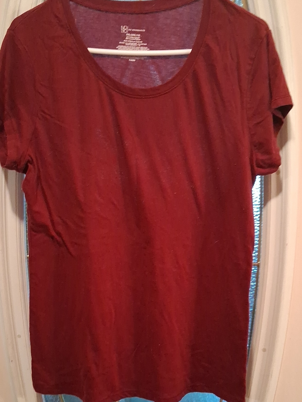No Boundaries Women's Scoop Neck Short Sleeve Tee - Burgundy